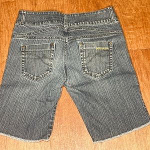 Pre-Treasured: DKNY Women’s Bermuda Shorts
Color: Blue Denim
Size:8